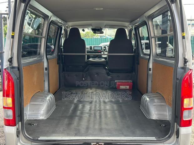 Toyota HiAce 2019 Silver - thumbnail 14