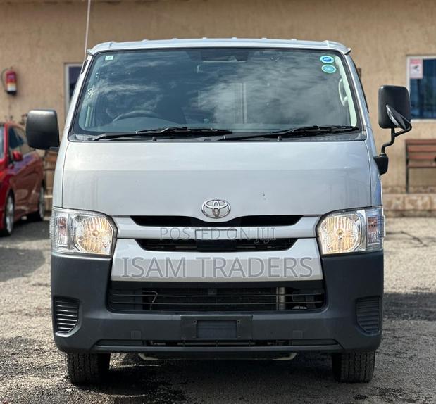 Toyota HiAce 2019 Silver - thumbnail 3