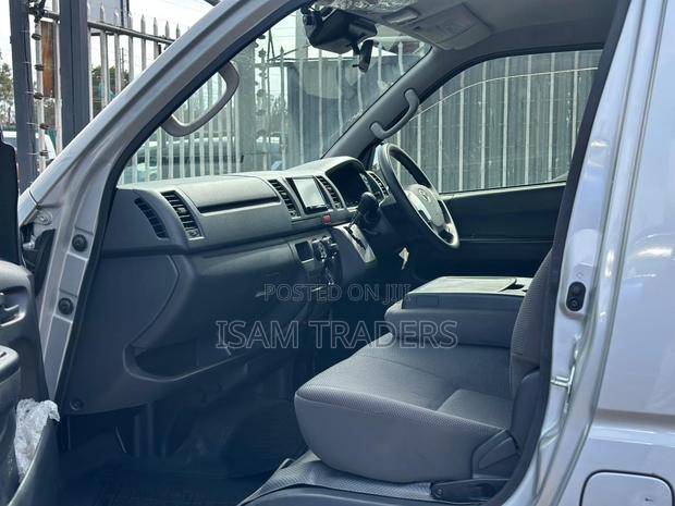 Toyota HiAce 2019 Silver - thumbnail 8