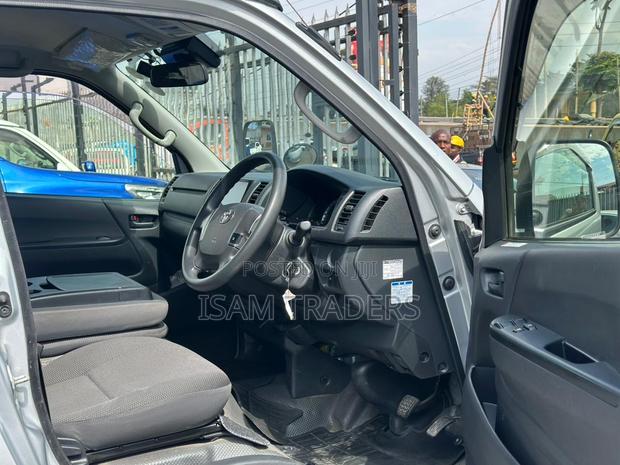 Toyota HiAce 2019 Silver - thumbnail 7