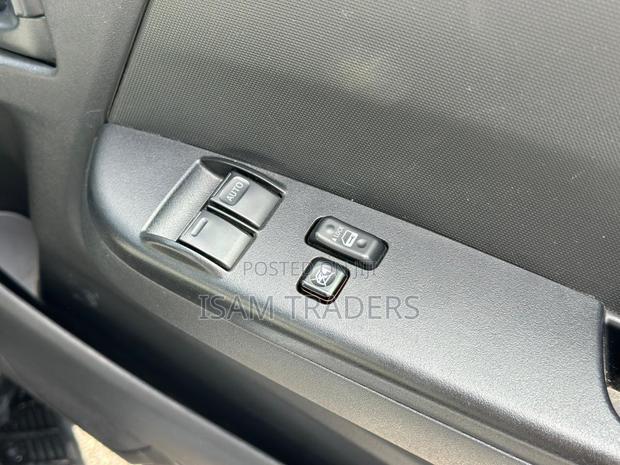 Toyota HiAce 2019 Silver - thumbnail 12
