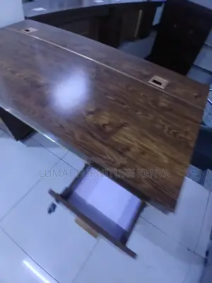 Spacious Tabletop for Laptop