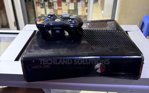 Almost New Chipped Xbox 360 Console - thumbnail 3