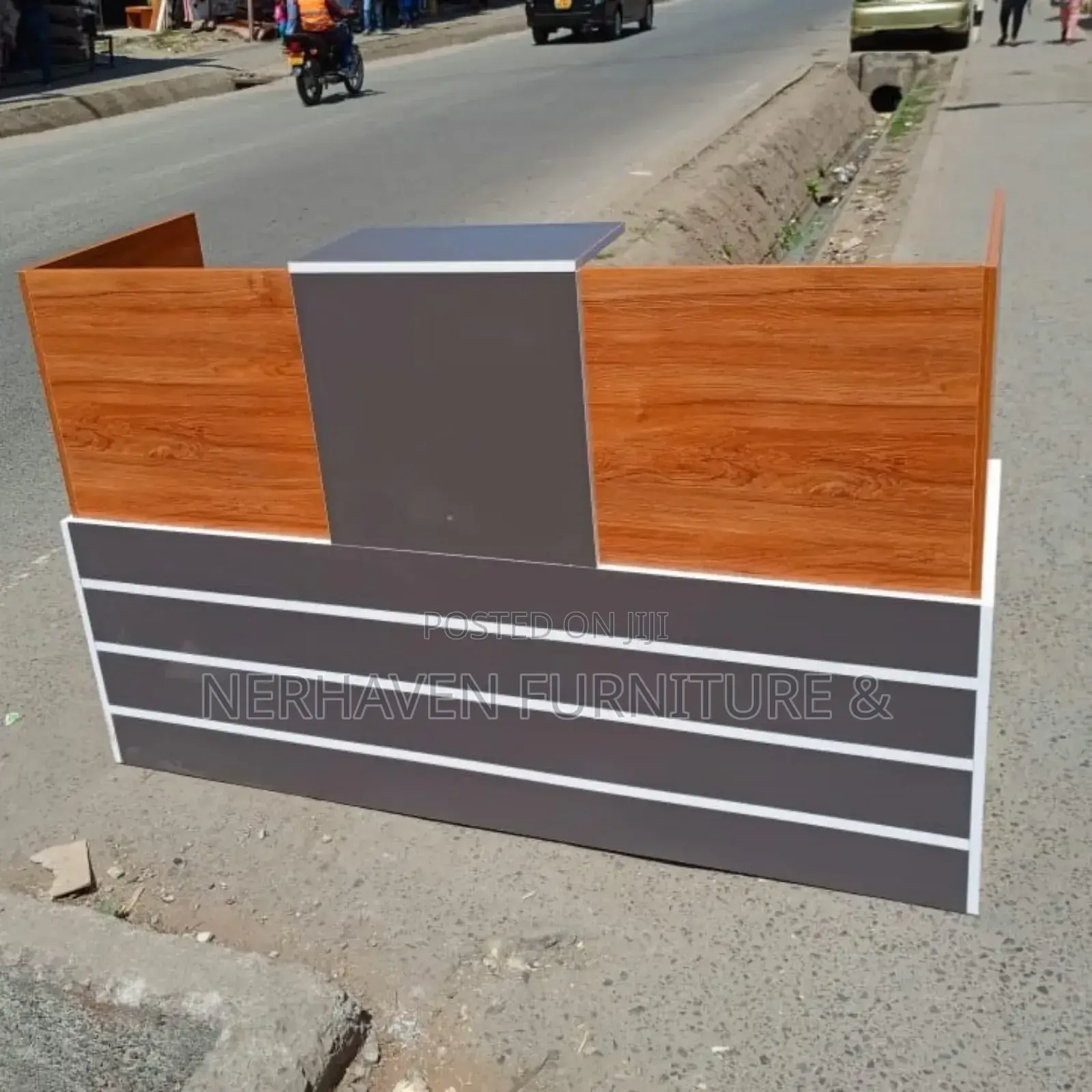 Elegant Reception Desk For Modern Offices