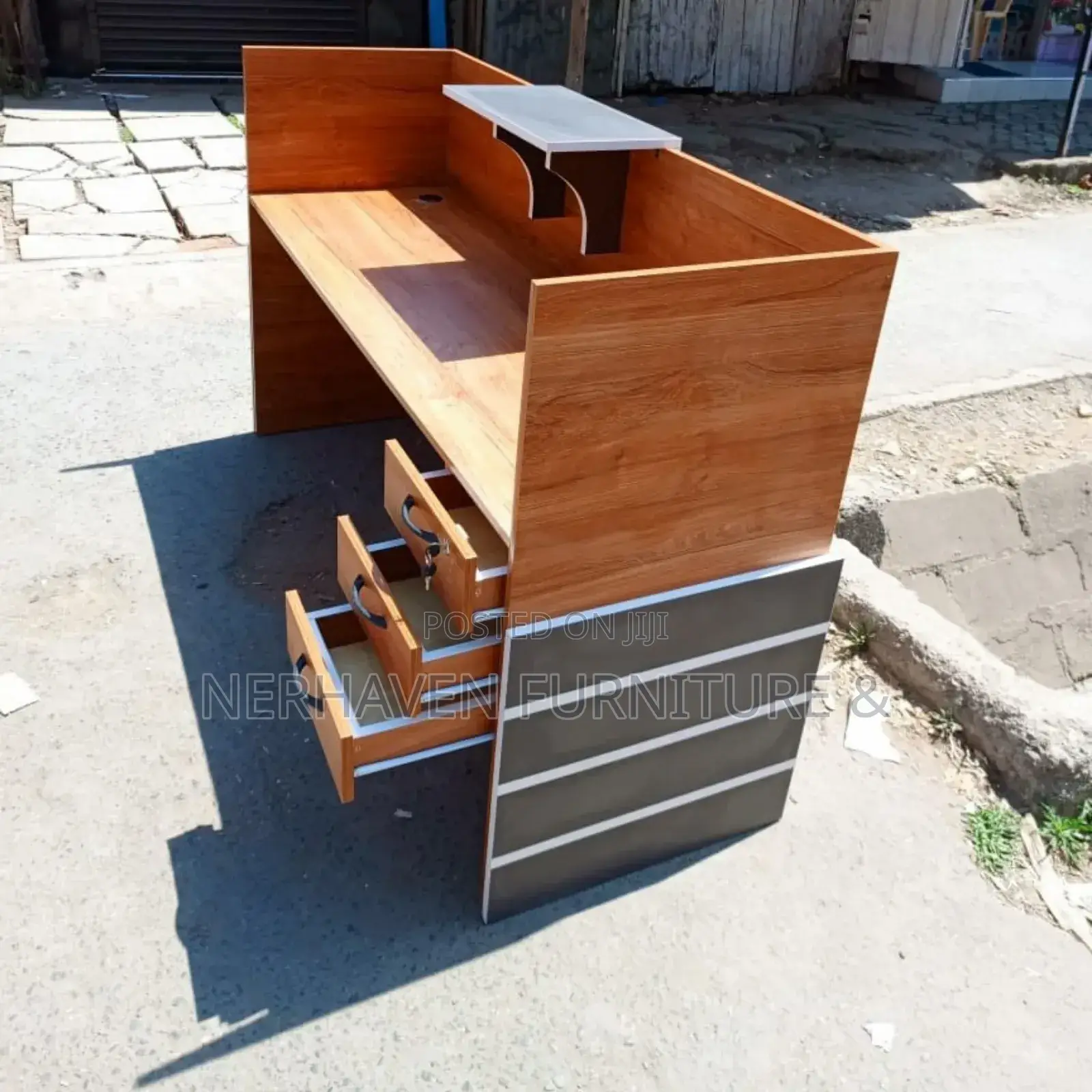 Elegant Reception Desk For Modern Offices