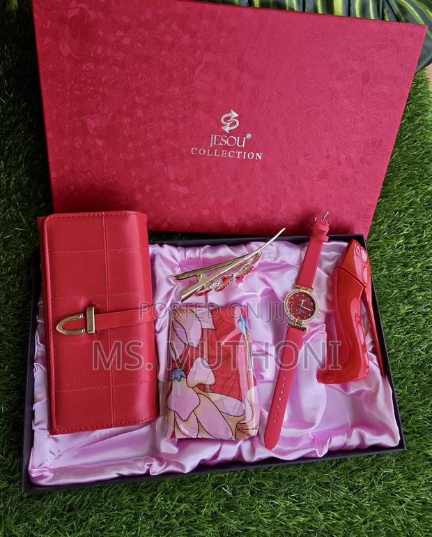 Gift Set for Her ; Perfume Wallet ,Timepiece Hair Clip - main view