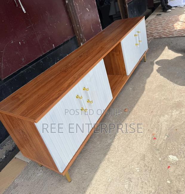 5.5 FTS With Laminate Board Executive Tv Stand