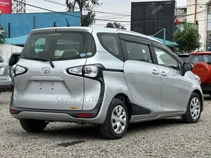 Toyota Sienta 2019 Silver
