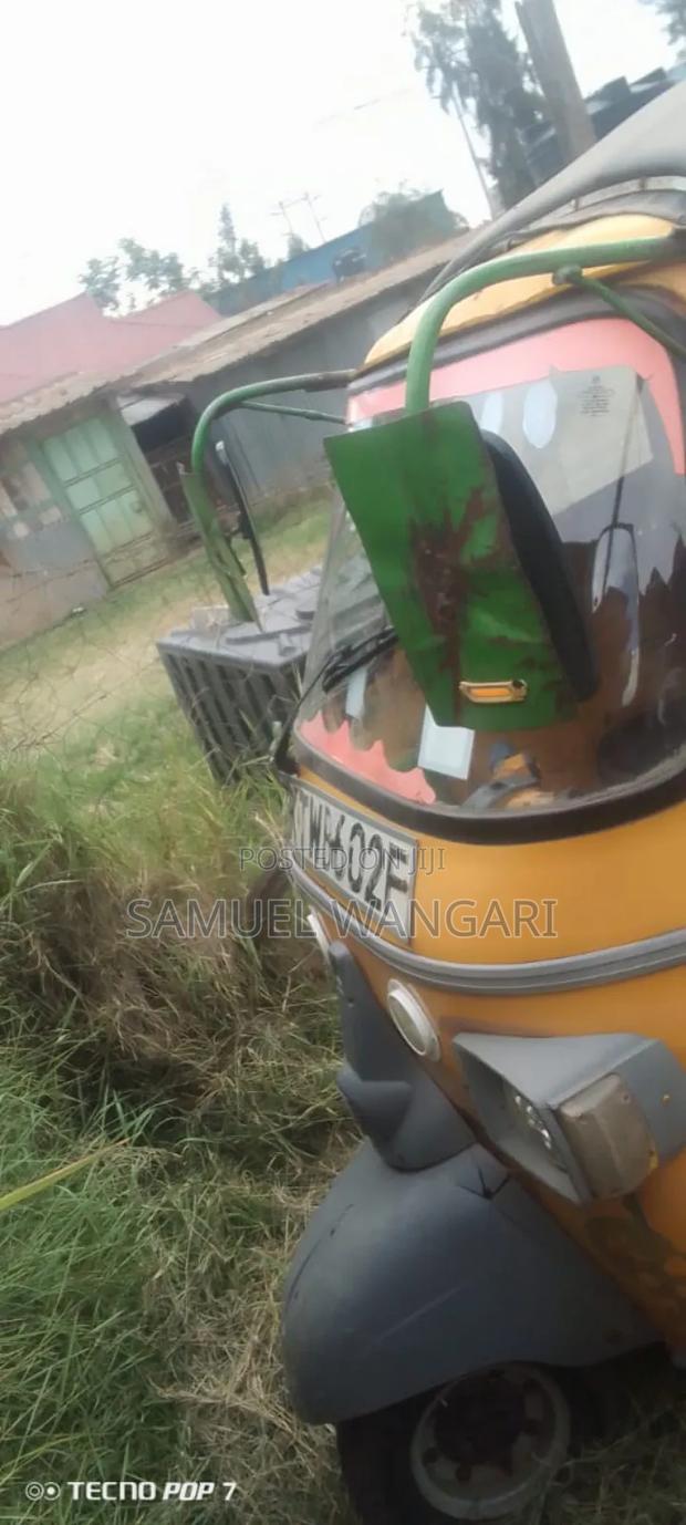 Piaggio 2019 Yellow - main view