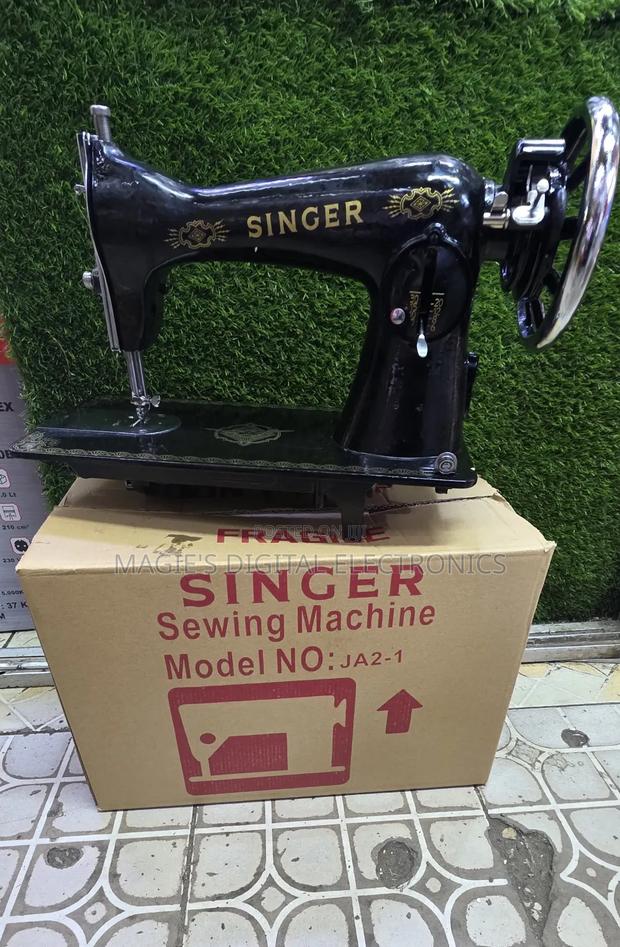 Durable Singer Sewing Machine - main view