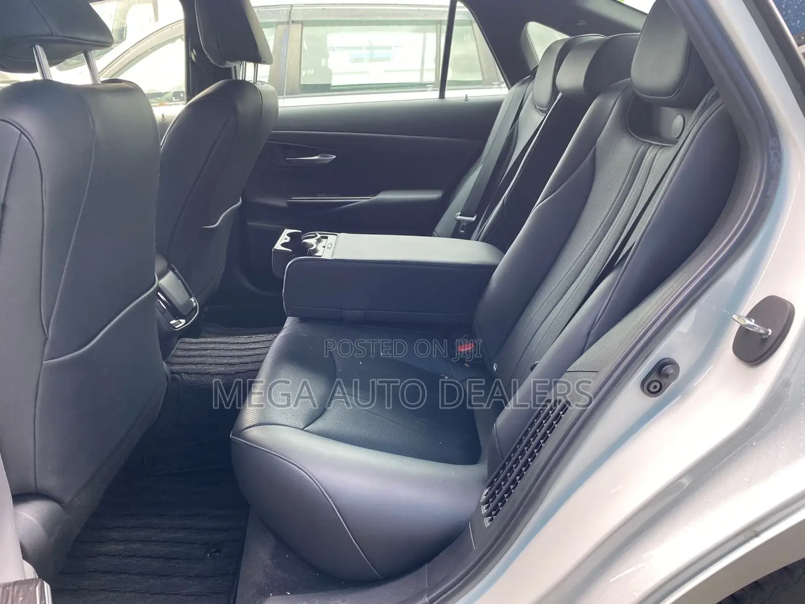 Toyota Crown 2018 Silver