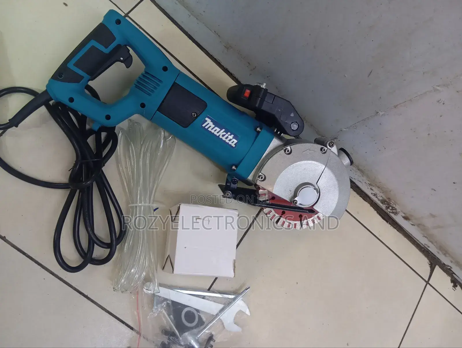 Makita Wall Chaser Machine