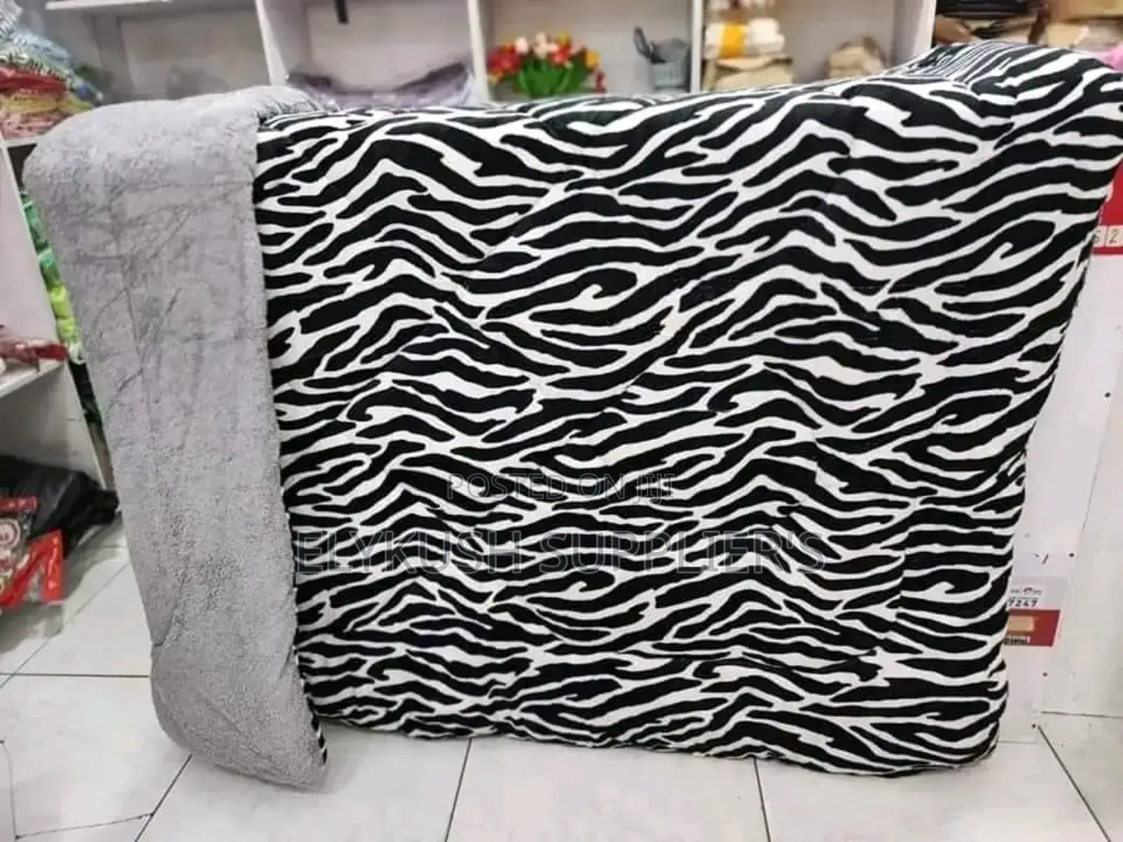 * Single Warm Woolen Duvets (1pc)*
 ~ Size; *(4*6/5*6)