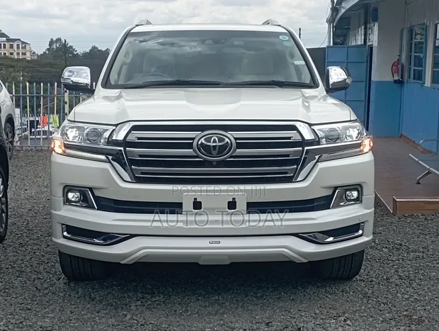 Toyota Land Cruiser 4.6 V8 ZX 2018 White in Kilimani - Cars, Matta