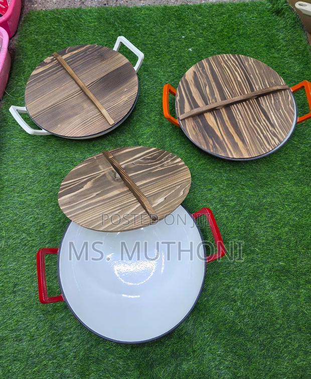 36cm Non-Stick Enameled Cast Iron Wok Pan With Wooden Lid. - thumbnail 4