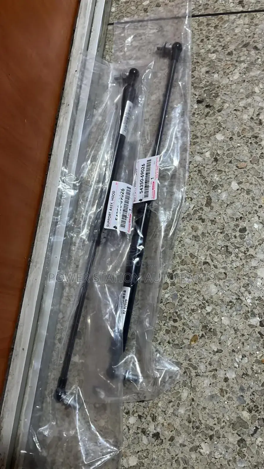 Bonnet Shocks Landcruiser 100 Series