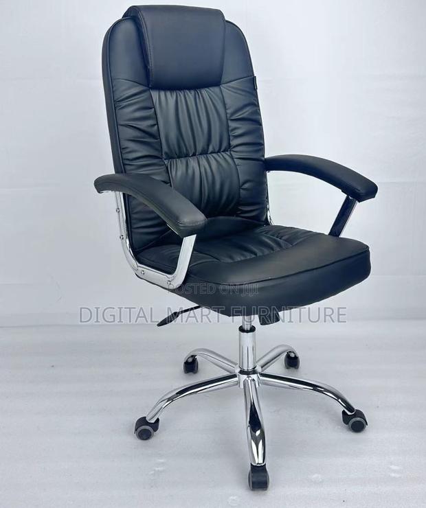 Office Chair: Black Leathered Chair for Seating Solution