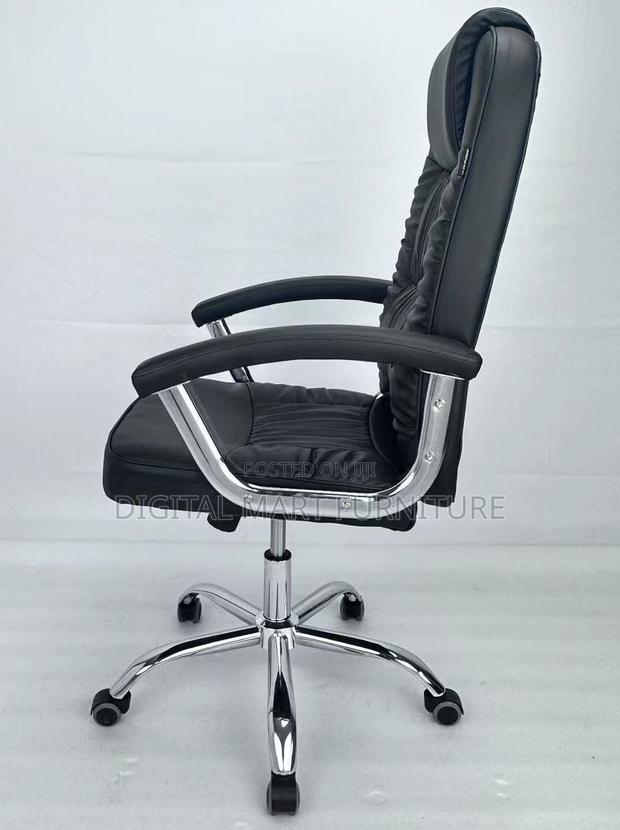 Office Chair: Black Leathered Chair for Seating Solution - thumbnail 3