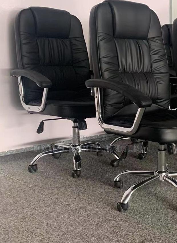 Office Chair: Black Leathered Chair for Seating Solution - thumbnail 4