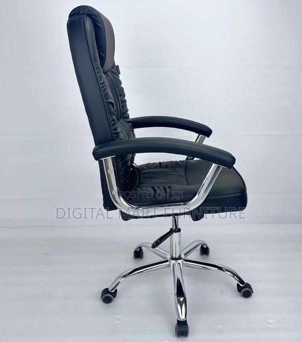 Office Chair: Black Leathered Chair for Seating Solution - thumbnail 6
