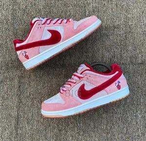 Nike Sb Dunk Strange Love