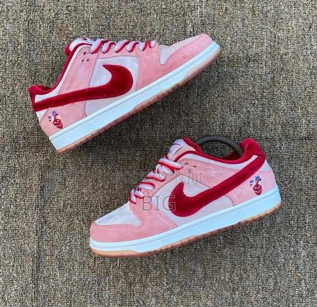 Nike Sb Dunk Strange Love