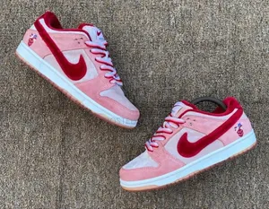 Nike Sb Dunk Strange Love