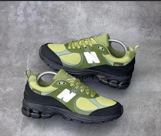 New Balance 2002r