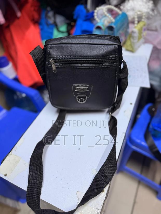 Classic Unisex Leather Shoulder Bag 🤎
Dimensions: 25cm (H) × 20cm (W) - main view