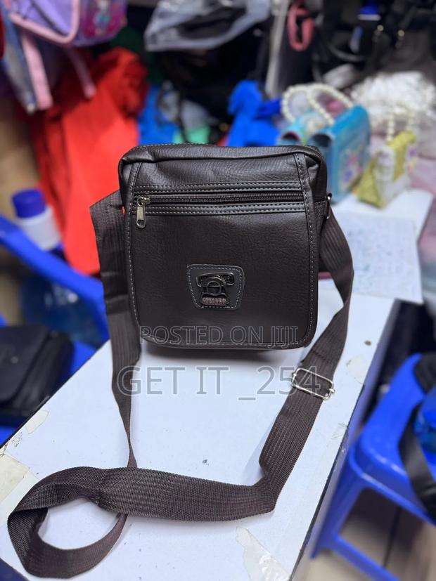 Classic Unisex Leather Shoulder Bag 🤎
Dimensions: 25cm (H) × 20cm (W) - thumbnail 2