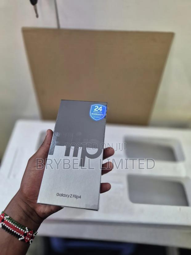 New Samsung Galaxy Z Flip4 256 GB Purple