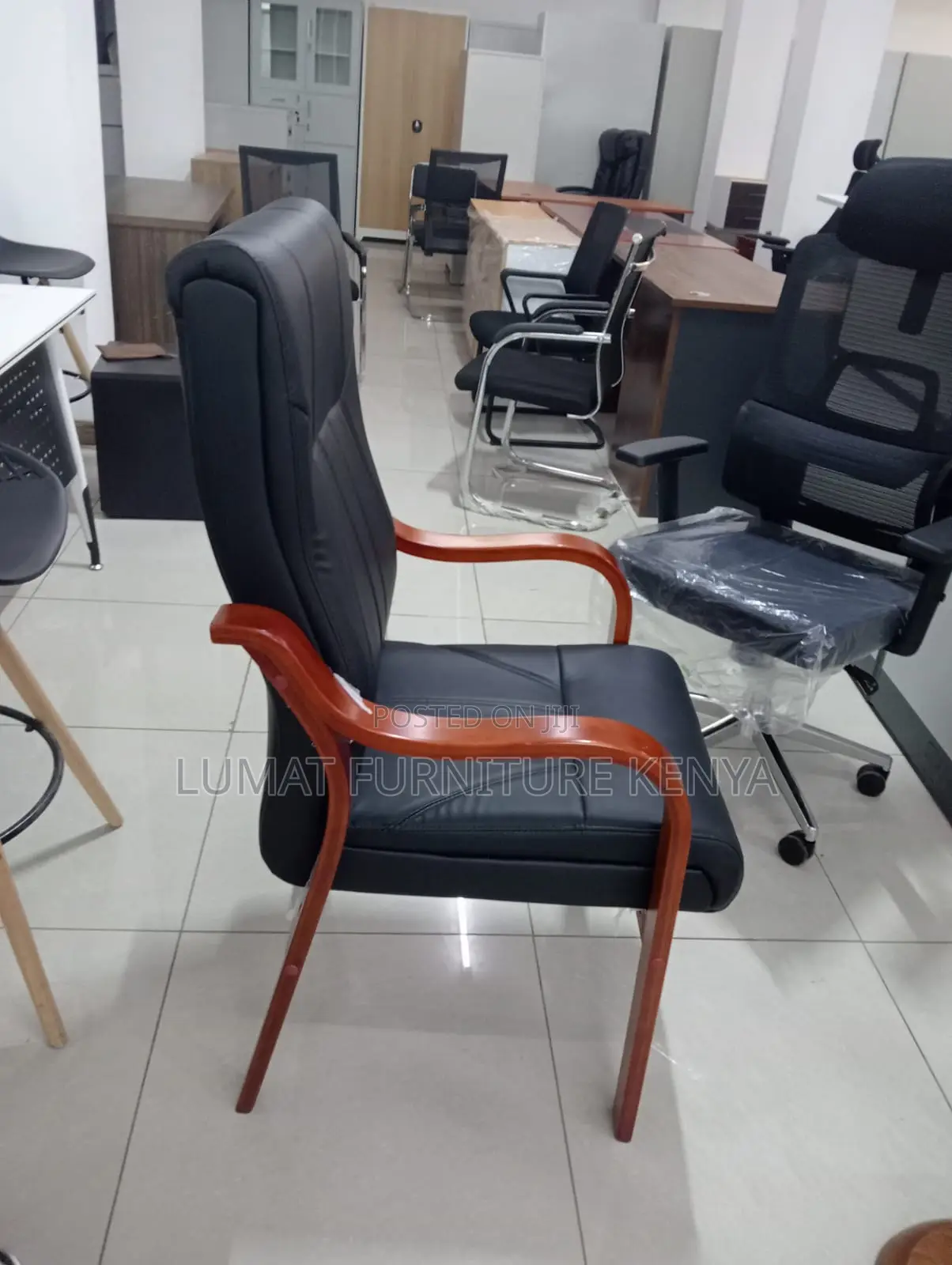 Mahogany Armrest Visitors Chair