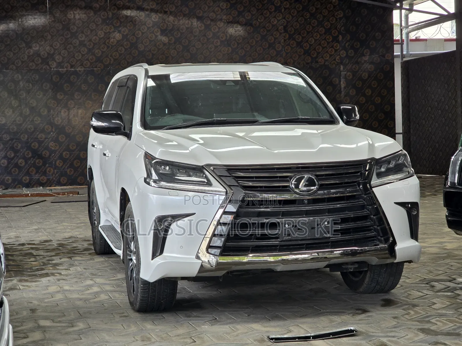 Lexus LX 570 AWD 2019 White
