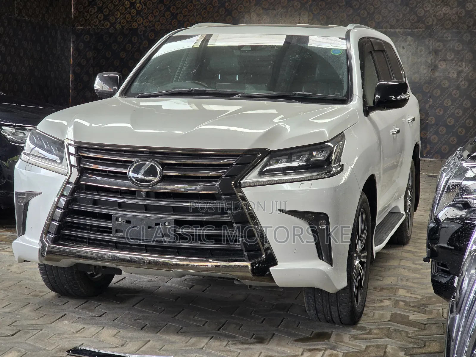 Lexus LX 570 AWD 2019 White