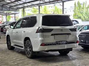 Lexus LX 570 AWD 2019 White