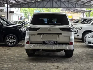 Lexus LX 570 AWD 2019 White