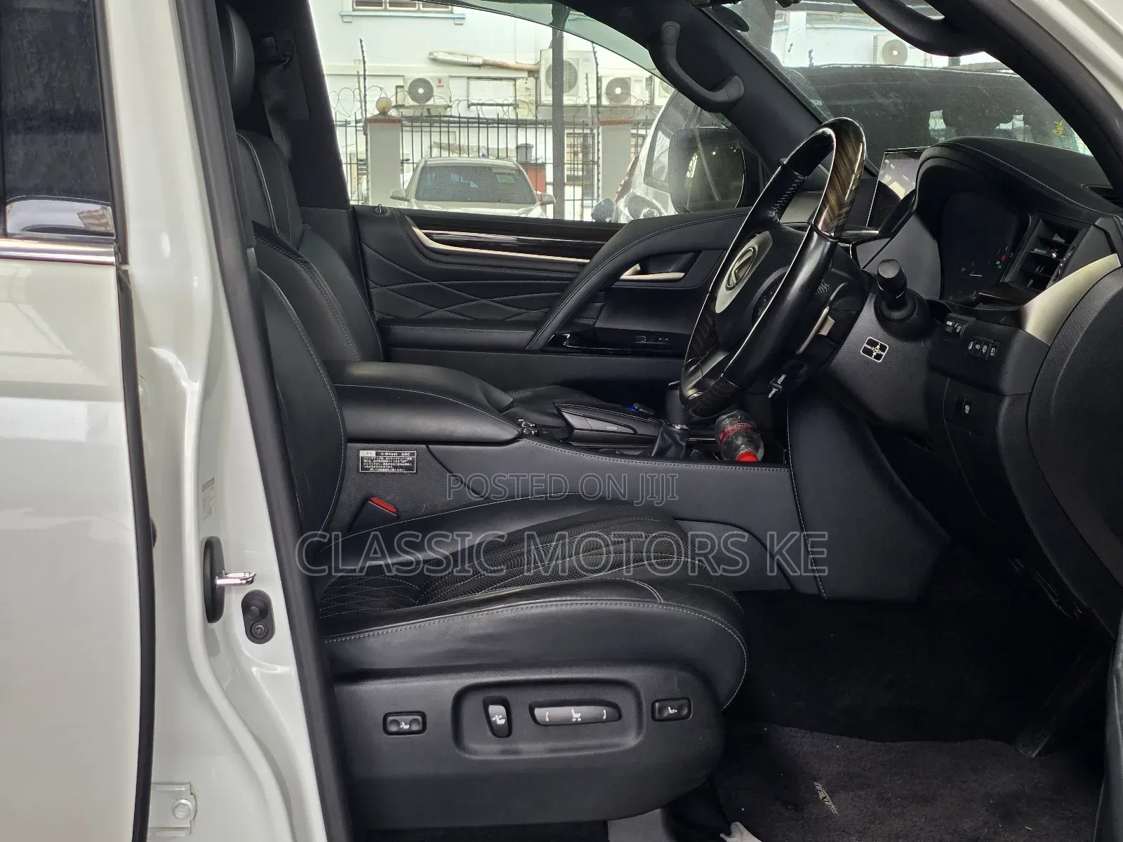 Lexus LX 570 AWD 2019 White