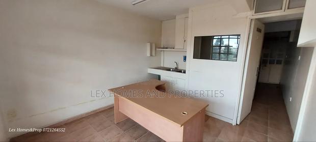 Office To Let Next To Road - thumbnail 3