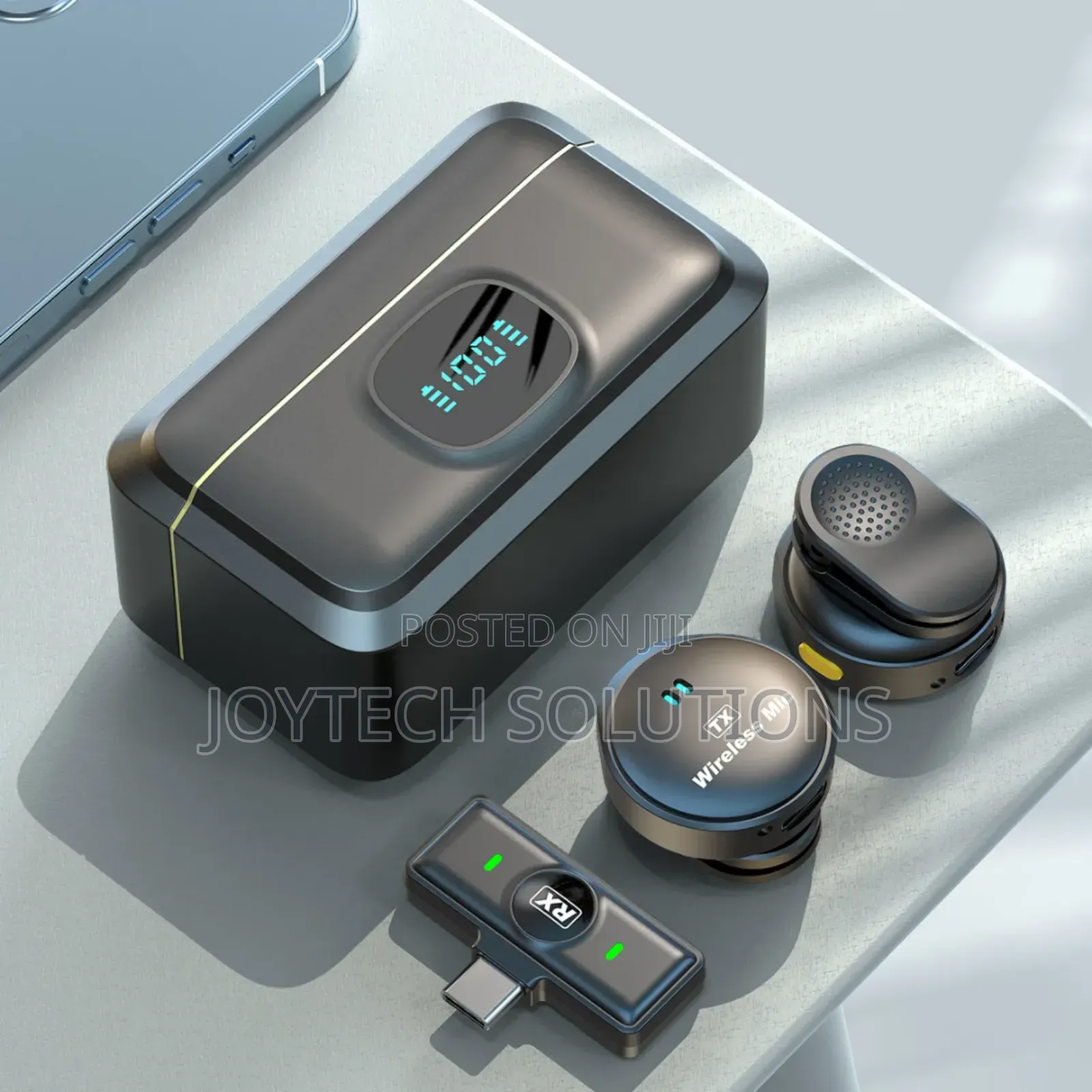Buttons Like Wireless Microphone With A Noise Cancellations Q8