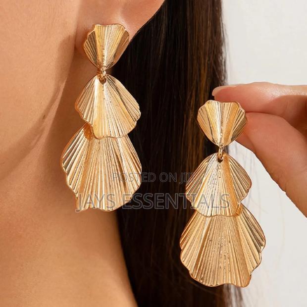 Transform Your Looks With Our Earrings - thumbnail 2