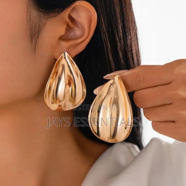 Transform Your Looks With Our Earrings - thumbnail 3