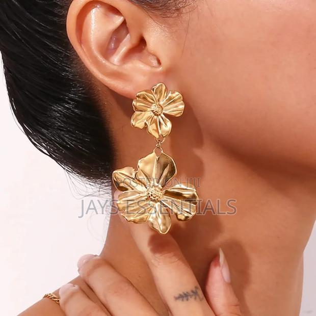 Transform Your Looks With Our Earrings - thumbnail 6