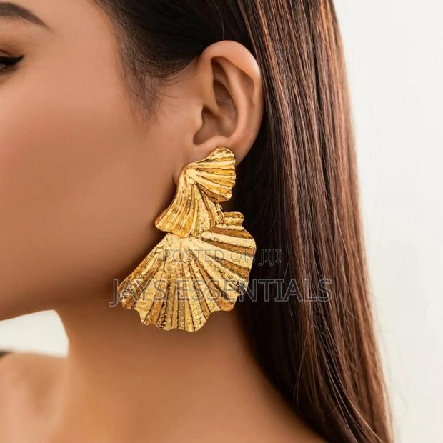 Transform Your Looks With Our Earrings - thumbnail 7