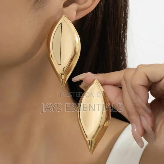 Transform Your Looks With Our Earrings - thumbnail 8