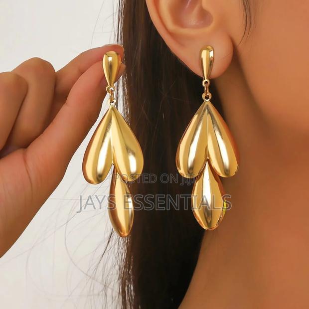 Transform Your Looks With Our Earrings - thumbnail 9