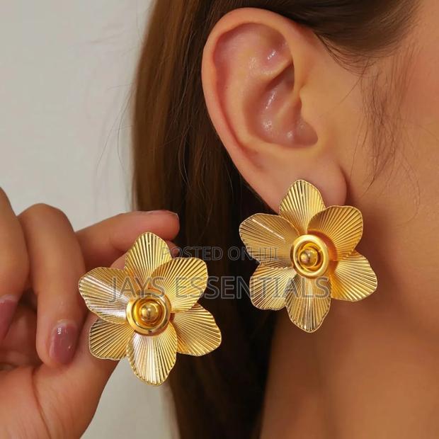 Transform Your Looks With Our Earrings - thumbnail 11