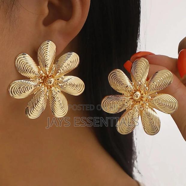 Transform Your Looks With Our Earrings - thumbnail 14