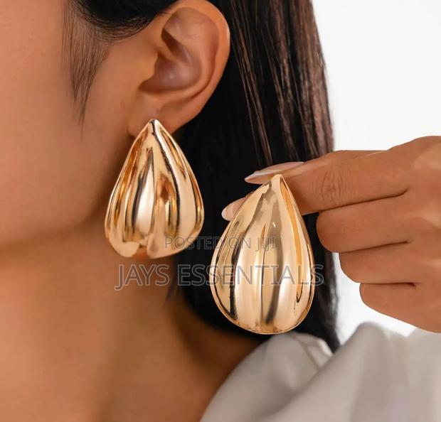 Transform Your Looks With Our Earrings - thumbnail 15