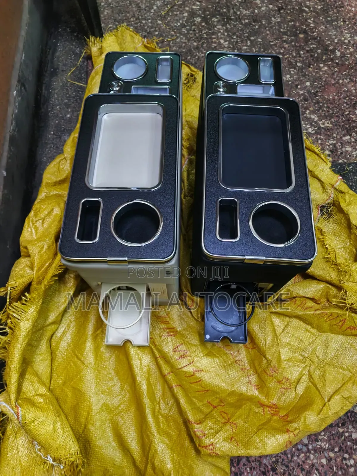 Armrest Console for Noah Voxy