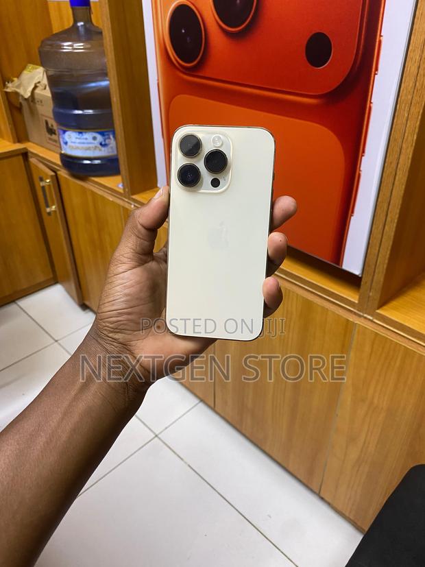 Apple iPhone 15 Pro 256 GB Gold - main view